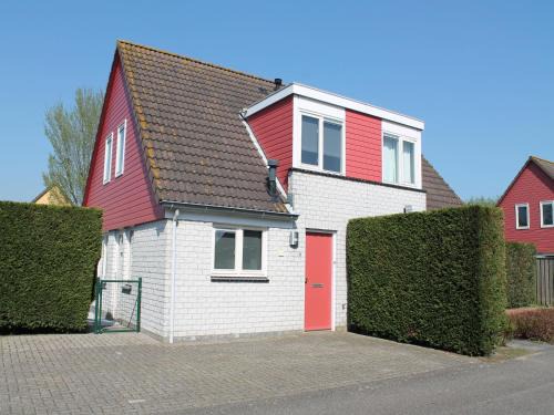 Wemeldinge House | Holiday Home in Zeeland with Garden
