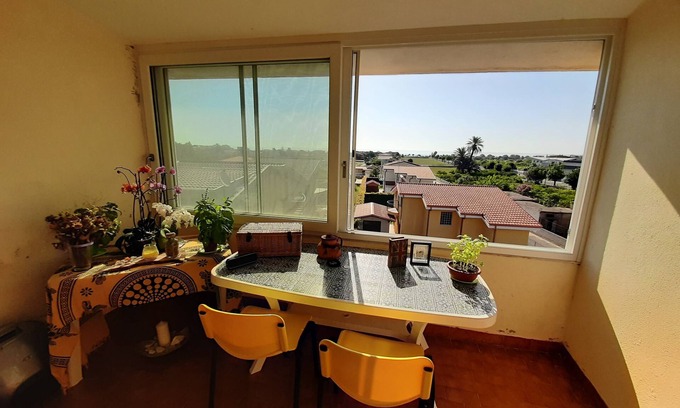 Marina di Davoli House | Holiday home with garden and sea view