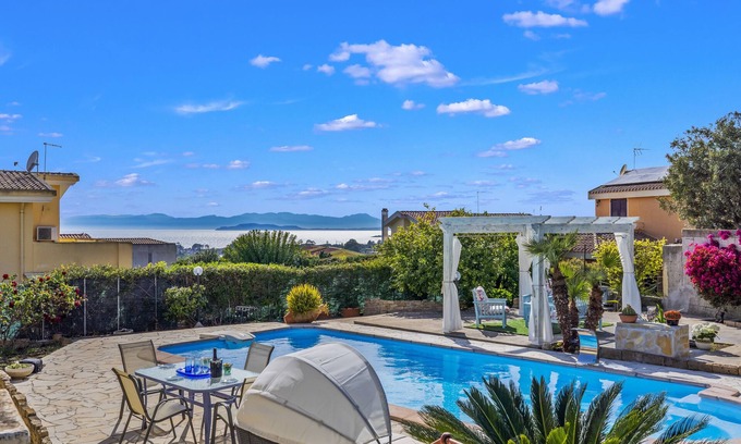 Capitana House | Holiday Home 'L'ape Regina' with Sea View, Wi-Fi and Air Conditioning