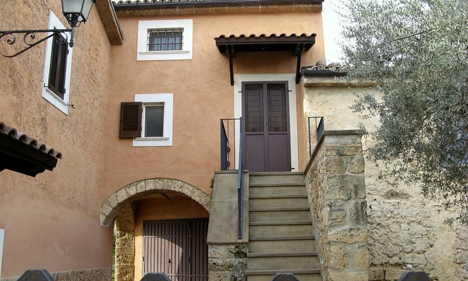 Tocco da Casauria House | Holiday home in Abruzzo. Studio with garden in a small panoramic village
