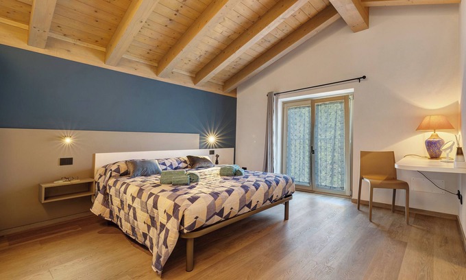 Tremosine House | Holiday Home 'Appartamento Indaco' with Mountain View, Private Terrace and Wi-Fi
