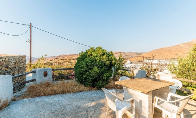 Tinos House | Holiday Home 'Kykladen White House' with Mountain View and Shared Terrace