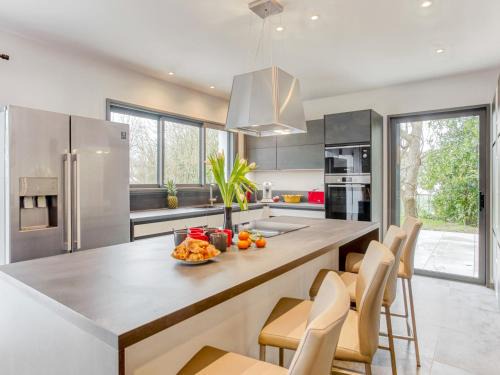 La Trinite-sur-Mer House | Holiday Home L'allée Couverte by Interhome