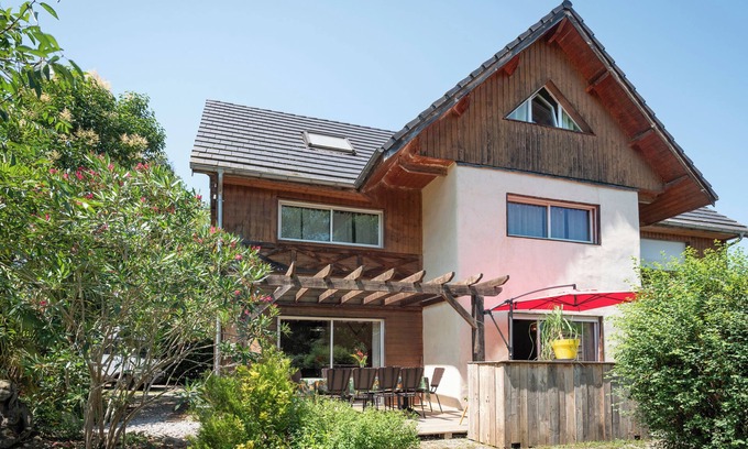 Herrere House | Holiday Home 'La Buena Onda' with Mountain View, Private Terrace and Private Garden