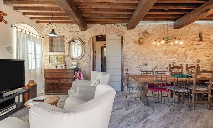 Capannori House | Holiday Home 'La Capanna Di Arturo Piano Terra' with Mountain View, Wi-Fi and Air Conditioning