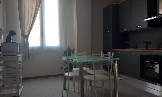Stabbia House | Holiday Home 'La Casa Di Leo' with Balcony, Wi-Fi and Air Conditioning