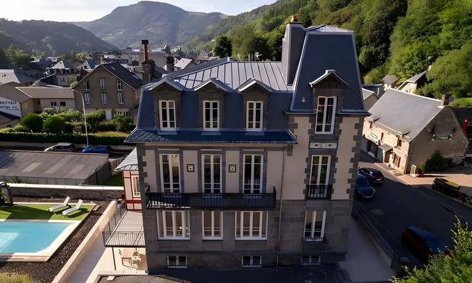 Mont-Dore House | Holiday Home 'La Demeure Du Tabellion' with Mountain View, Balcony and Wi-Fi
