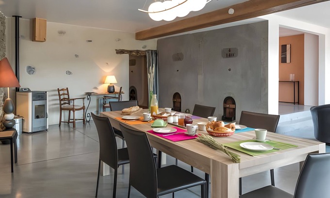La Digne-d'Aval House | Holiday Home 'La Cave De Lami Vue Sur Vignoble' with Private Pool, Private Terrace and Wi-Fi