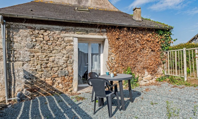 Poullaouen House | Holiday Home 'La Gitounette Proche Monts D'arrée' with Private Garden and Wi-Fi