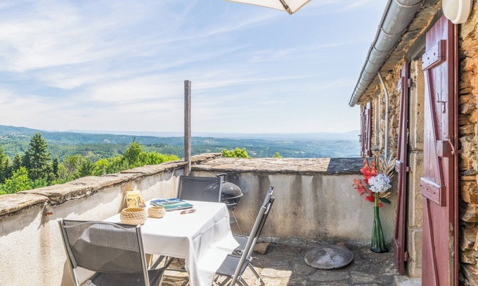 Gravieres Cottage | Holiday Home 'La Magnannerie' with Mountain View, Shared Pool and Air Conditioning