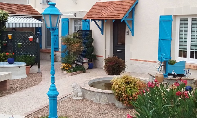 Thesee House | Holiday Home 'La Maison Bleue' with Private Terrace, Private Garden and Wi-Fi