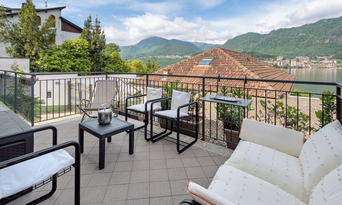 Omegna House | Holiday Home 'Lago Vicky' with Lake View, Private Terrace and Wi-Fi