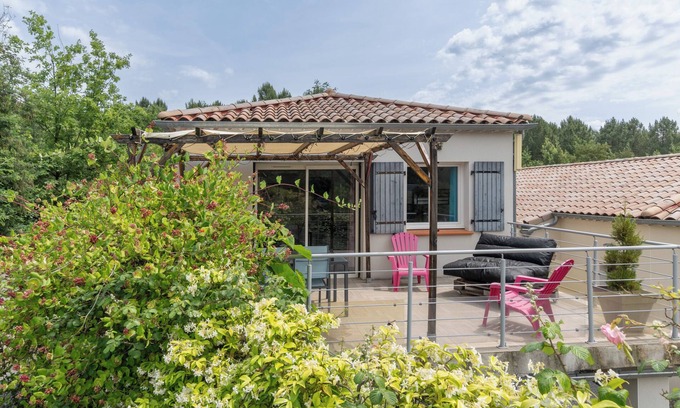 Payzac House | Holiday Home 'Le Pequelet' with Shared Pool, Wi-Fi and Air Conditioning