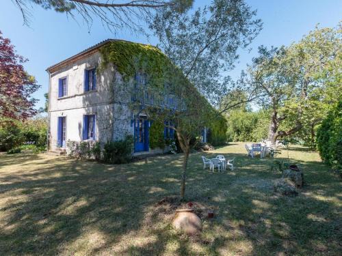 Vaux-sur-Mer House | Holiday Home Les Figuiers by Interhome
