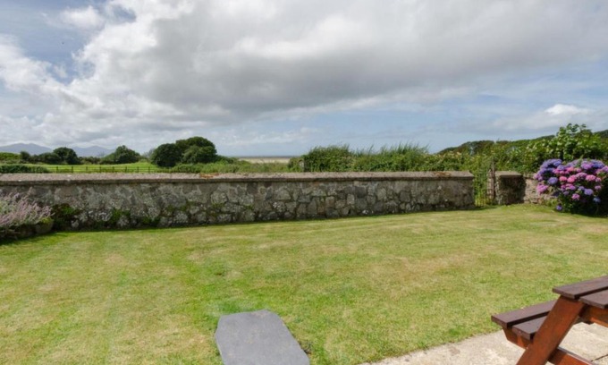 Llanfaglan House | Holiday Home Llanfaglan Farm by Interhome
