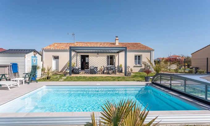 Jard-sur-Mer House | Holiday Home 'Maison Salorge' with Private Pool, Wi-Fi and Air Conditioning
