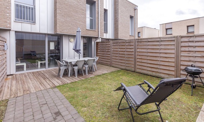 Dunkerque Centre House | Holiday Home 'Maison T4' 300m From the Beach with Private Terrace, Garden and Wi-Fi