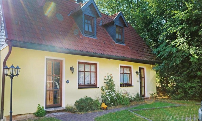Hausles House | Holiday Home Mitwitz with a Fireplace 01