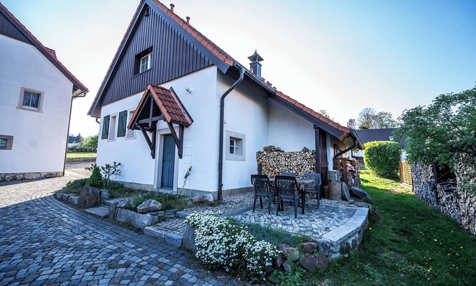 Olbersdorf House | Holiday Home 'Mühlenhof' with Mountain View, Shared Pool and Wi-Fi