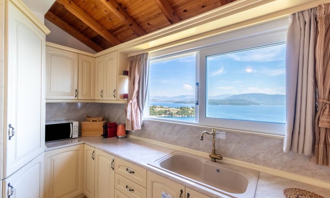 Gimari House | Holiday Home 'Nikolas House' with Sea View, Balcony and Wi-Fi