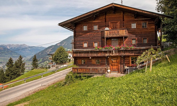 Rohrberg House | Holiday Home 'Oberlehen Hof' with Mountain View, Private Terrace and Wi-Fi