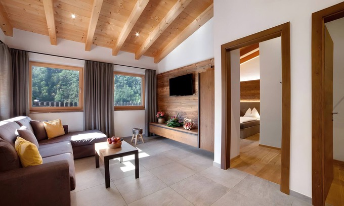 Rifiano House | Holiday Home 'Palme' with Mountain View, Shared Pool and Wi-Fi