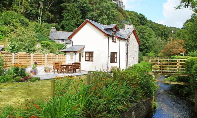 Aberhosan House | Holiday Home Pantpereg by Interhome