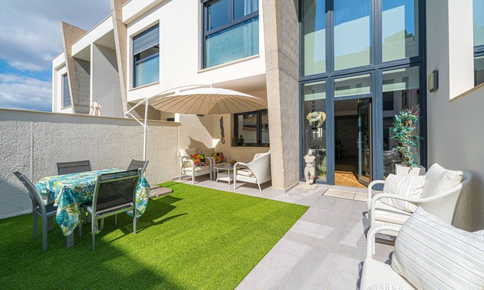 El Albir House | Holiday Home 'Pegaso Playa De Albir' with Sea View, Wi-Fi and Air Conditioning
