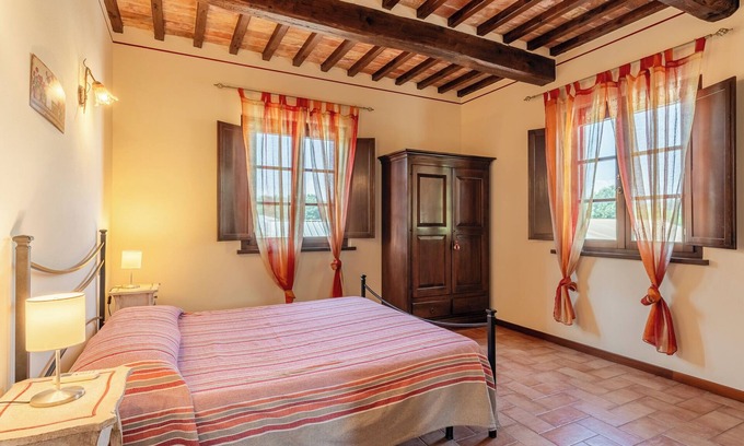 Montecarlo House | Holiday Home 'Rosa Rossa' with Shared Pool, Wi-Fi and Air Conditioning