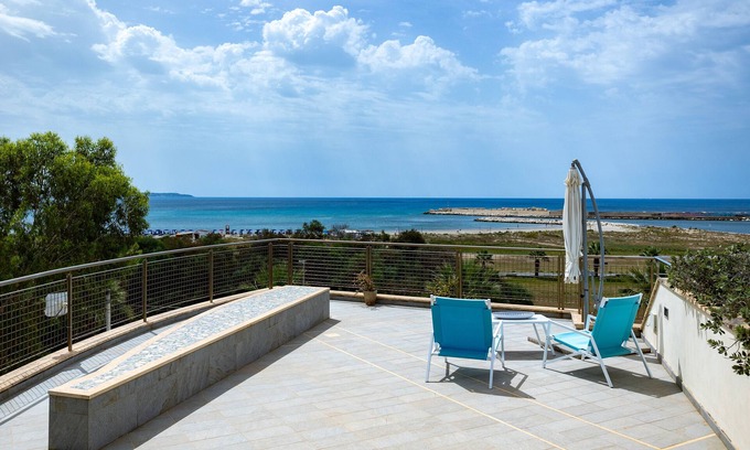 Porto Palo House | Holiday Home 'Sea House' with Sea View, Wi-Fi and Air Conditioning