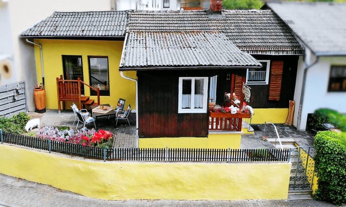 Hatzenport Apartment | Holiday home, shower or bath, toilet, 2 bed rooms