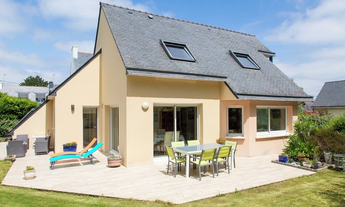Combrit House | Holiday Home 'Spacieuse Maison À 200m De La Plage' with Private Terrace, Garden and Wi-Fi