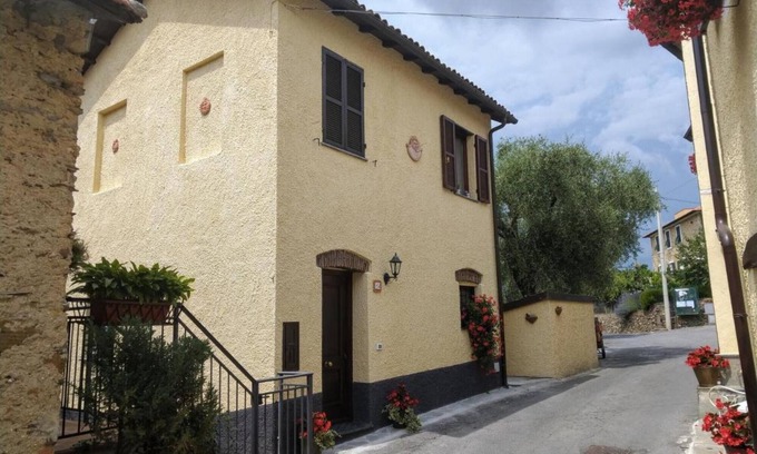 Garlenda House | Holiday Home 'U' Spigu Valentina' with Mountain View, Wi-Fi and Air Conditioning