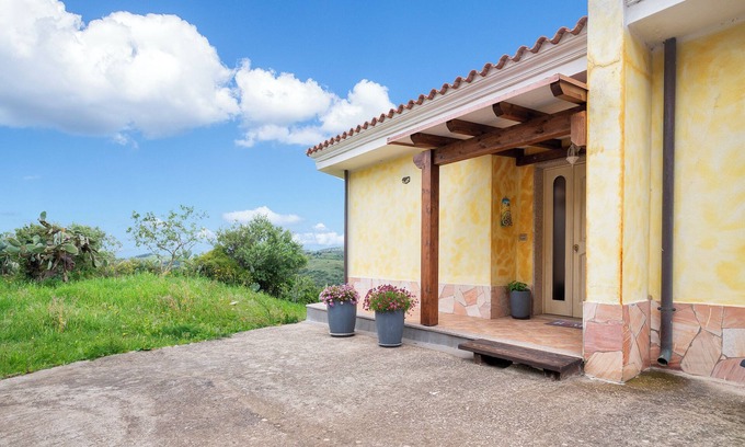 Tergu House | Holiday Home 'Villa Cristina' with Mountain View and Balcony