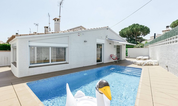 L'Escala House | Holiday Home 'Villa La Vall' with Private Pool, Wi-Fi and Air Conditioning