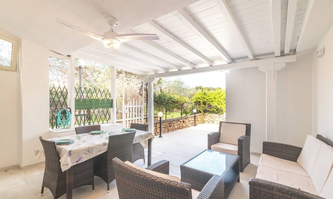 San Teodoro City Centre House | Holiday Home 'Villetta Li Menduli' with Private Terrace and Air Conditioning