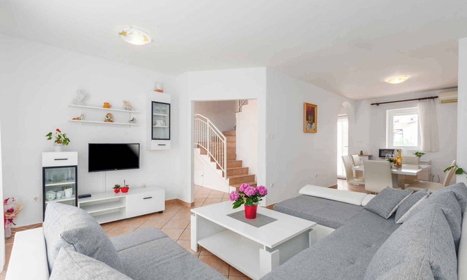 Brulo House | Holiday home with a beautiful garden in a quiet location
