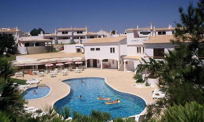 Alporchinhos House | Holiday home with an outdoor pool in resort