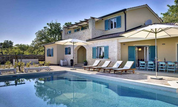 Muzini House | Holiday home with pool and air conditioning