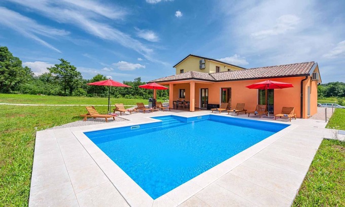 Karojba House | Holiday home with pool in quiet location