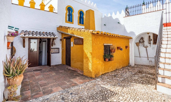 Alcaucin House | Holiday house Alcaucin for 1 - 6 persons with 3 bedrooms - Row house