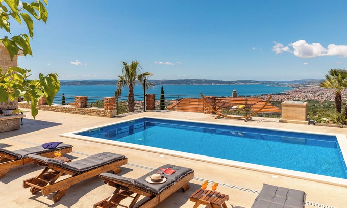 Kastel Kambelovac House | Holiday house - between Green & Blue