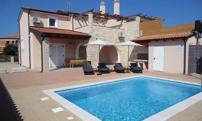 Buje House | Holiday house Buje for 1 - 8 persons with 3 bedrooms - Twin house
