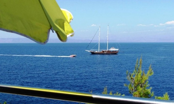 Gdinj House | Holiday house JAKOV directly on the sea