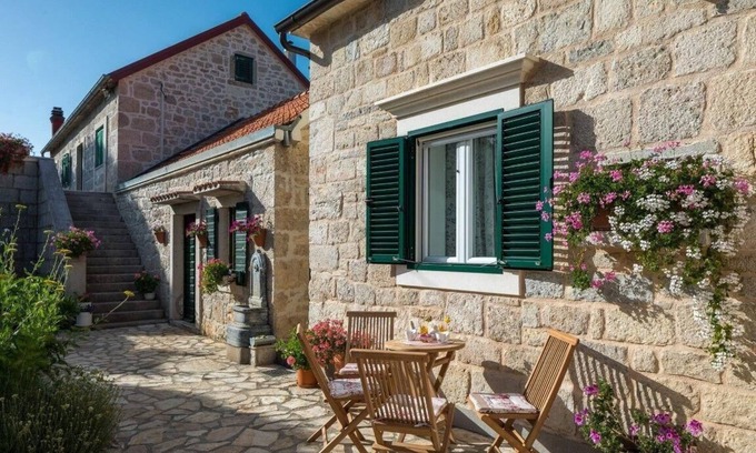 Drnis House | Holiday house Kljuc for 1 - 7 persons with 3 bedrooms - Holiday house