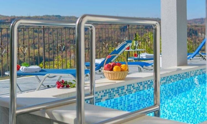 Pican House | Holiday House Panorama with shared pool/Apartment A2