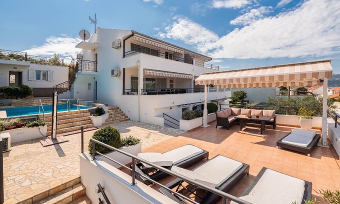 Seget Vranjica House | Holiday house Seget Vranjica for 1 - 8 persons with 4 bedrooms - Row house