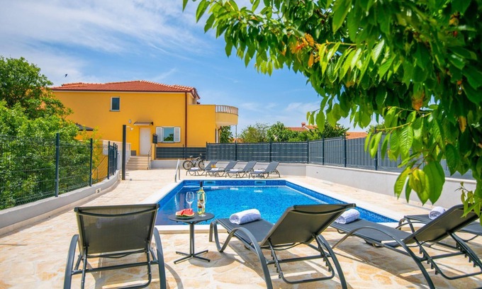 Sestanovac House | Holiday house Sestanovac for 1 - 10 persons with 5 bedrooms - Row house