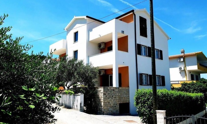 Slatine House | Holiday house Slatine for 1 - 20 persons with 5 bedrooms - Holiday apartment in one or multi-family