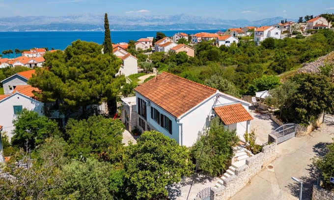 Sutivan House | Holiday house with a parking space Sutivan, Brač (K-23075)